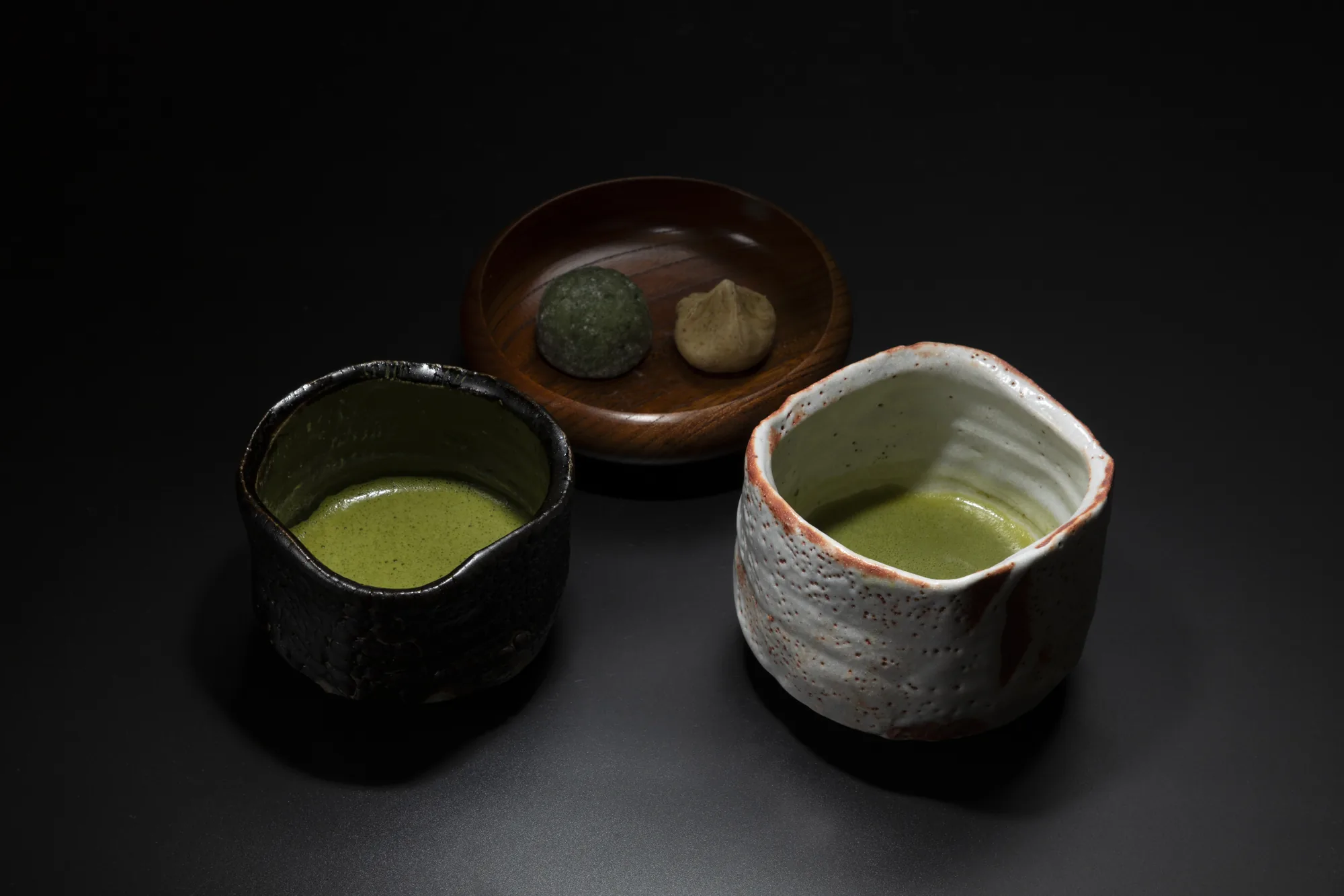 抹茶を点てた志野と瀬戸黒の茶盌、菓子の器