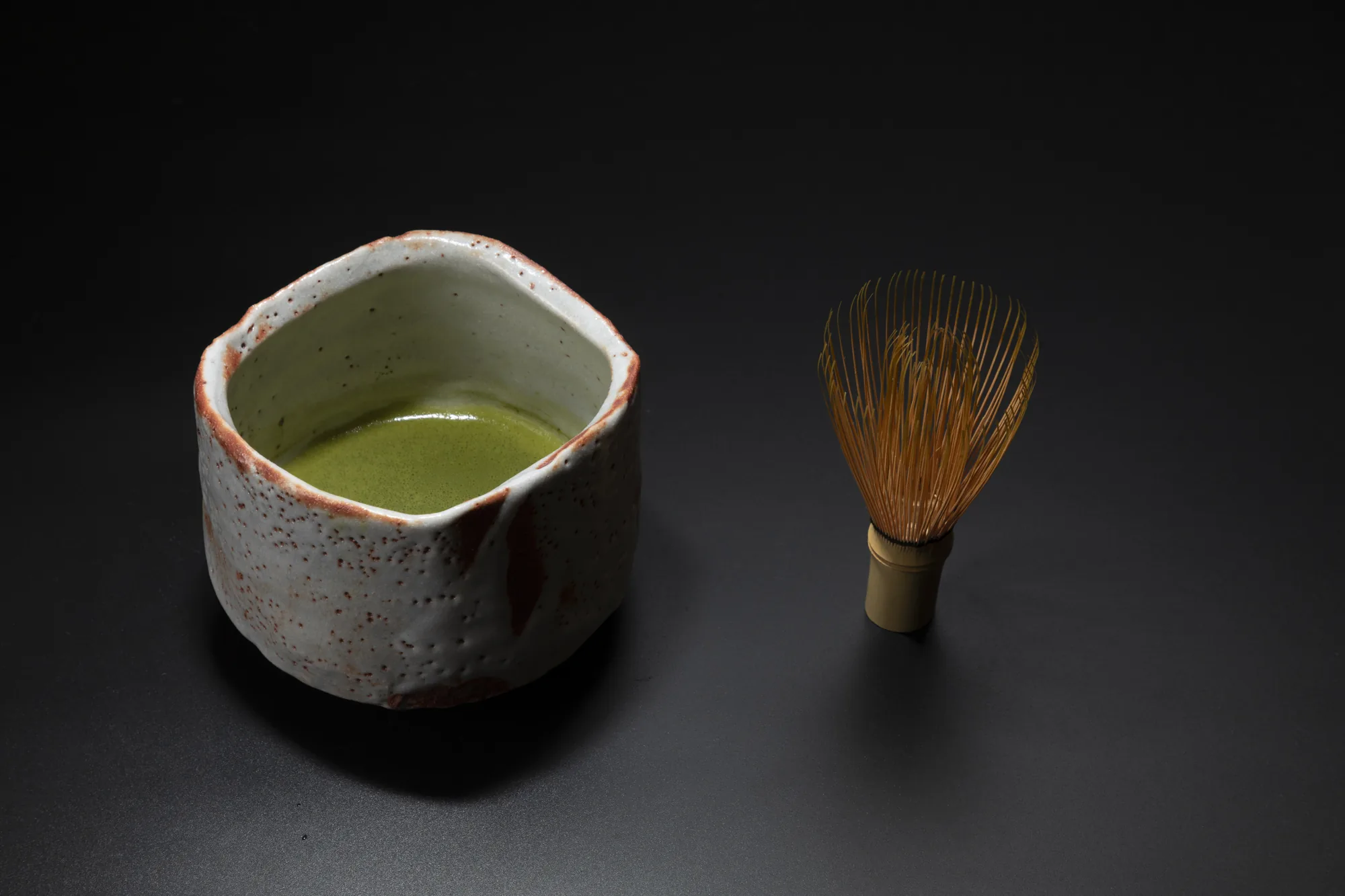 志野の茶盌に点てた抹茶と、茶筅