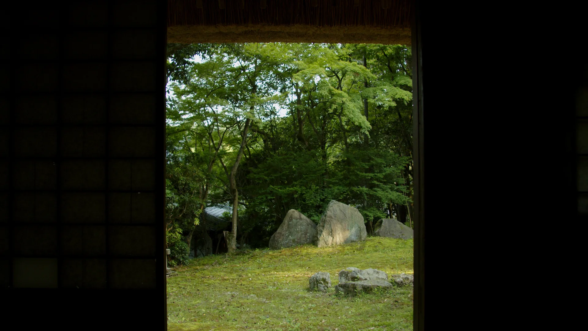 座敷の窓から見る苔庭と石組
