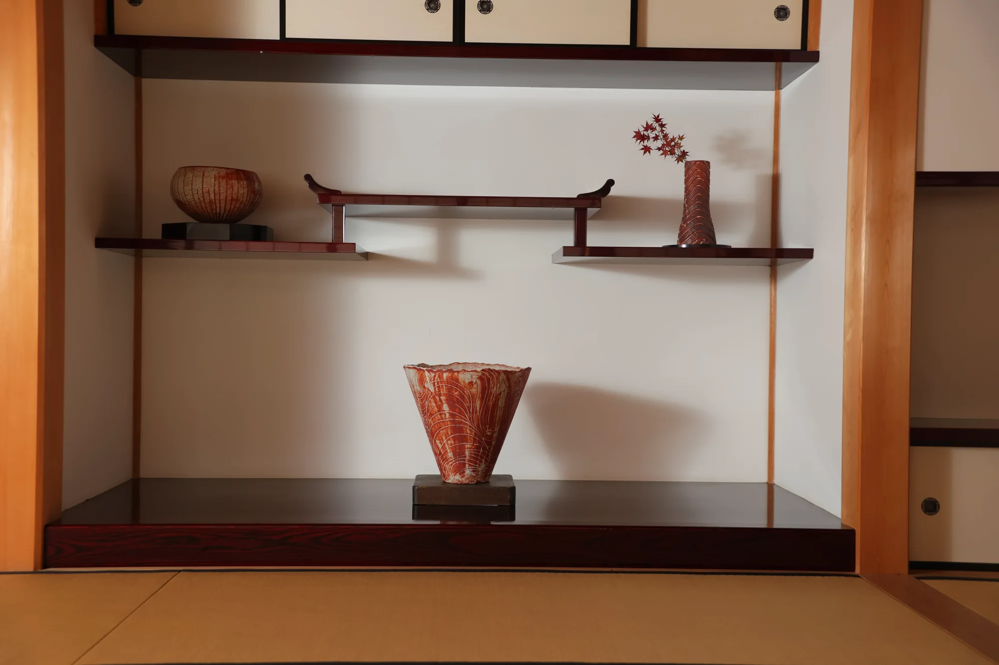 違い棚と床に設えた、紅志野の花入と鉢