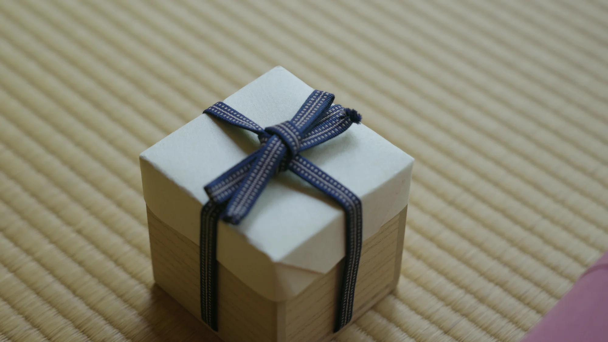 畳に置いた、真田紐を掛けた桐箱